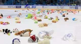 Болельщики усыпали лед мишками после матча "Барыс" - ЦСКА  в Астане