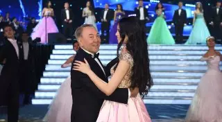 Как проходил бал акима Астаны: Танец Президента и селфи с Джаксыбековым