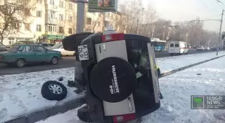 Hummer перевернулся в Алматы из-за плохого самочувствия водителя