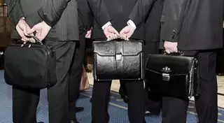 Казахстанских чиновников обязали быть скромными и вежливыми