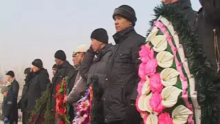 Родные убитых в Бишкеке милиционеров потребовали вооружить силовиков