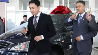 Азат Перуашев передарил свой внедорожник отечественной сборки