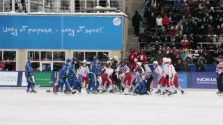 На "Медеу" во время хоккейного матча произошла драка между спортсменами