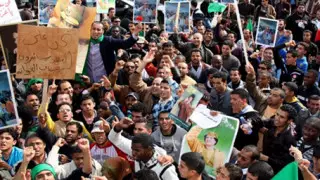 Власти Ливии с воздуха обстреляли протестующих