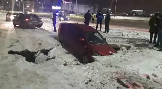 Автомобиль провалился под землю в столице
