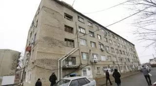 Заброшенный дом пугает жителей Атырау: из окон летят камни и старая сантехника