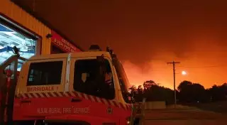 Красное небо Австралии. Лесные пожары продолжают бушевать