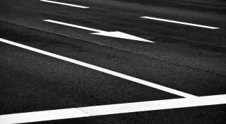 Пересек стоп-линию, пропуская скорую. Придет ли штраф?