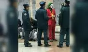 Люди в форме на всякий случай подошли к "Джокеру" в подземке Ташкента