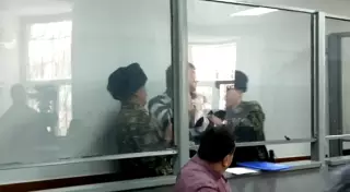 Обвиняемый в убийстве ребенка порезал себе горло в зале суда Караганды