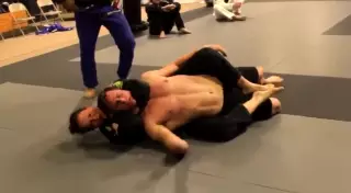 Девушка взяла на удушающий прием бойца, предложившего ей помыть посуду