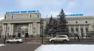 Обшивка здания вокзала "Алматы-2" обрушилась на мужчину