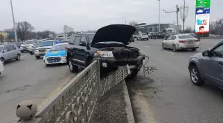 Land Cruiser выехал на "встречку" и столкнулся с Pajero и RAV4 в Алматы