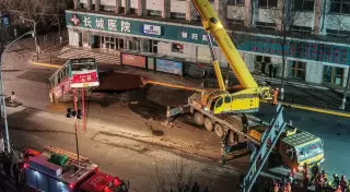 Автобус ушел под землю в Китае. Есть жертвы