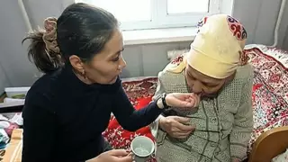 Сиделка избила инвалида в Алматы: женщину обвинили в других преступлениях