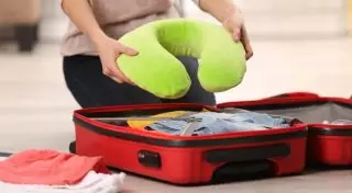 Что взять с собой на борт самолета, чтобы выспаться в полете