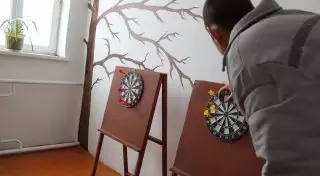 Осужденным раздали дротики в колонии Павлодара