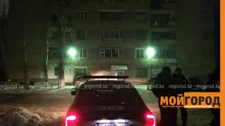 Мужчина в день своей свадьбы пытался сброситься с крыши многоэтажки в Уральске