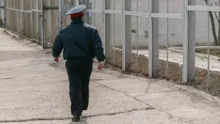 Сотрудник колонии получил взятку, пообещав комфортные условия для заключенного в Акмолинской области