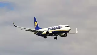 Дымящийся салон самолета Ryanair сняли на видео пассажиры