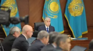 "Бойыңыз ұзын, отырыңыз". Тоқаев Үкімет отырысында министр мен әкімдерге не деді?