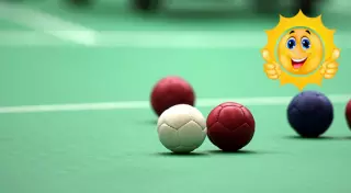 Игрок в боулс сотворил чудо, направив шар издалека в крайне узкую щель