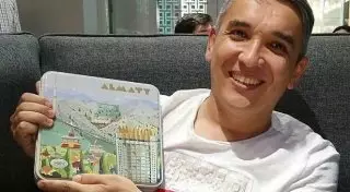 Известный художник зарисовал трогательную сцену в Алматы