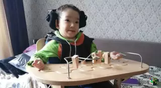 Как пятилетний мальчик учится сидеть и стоять при помощи уникального оборудования