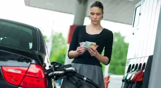 Эксперт рассказал, как распознать недолив бензина на заправке