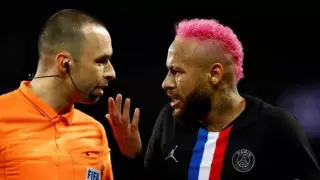 "Футбол умер".  Неймар получил желтую карточку за финт