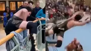 Рестлер прыгнул на соперников со второго этажа