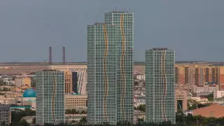 Астанчанка заявила об аварийном состоянии высоток на набережной