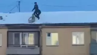 Полицейские сняли с крыши многоэтажки голого мужчину в Караганде