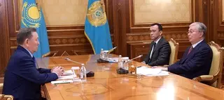 Президент обсудил проблемы перехода на латиницу с общественным деятелем