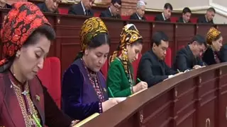 Туркменистанских учителей обязали использовать зеленые ручки и блокноты - СМИ