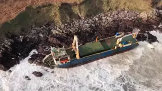 "Корабль-призрак" прибило к побережью Ирландии