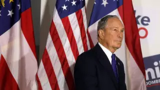 "Заносчивый миллиардер". Кандидаты-демократы раскритиковали Блумберга во время дебатов