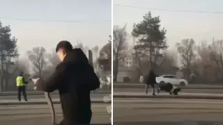 Мужчину в форме полицейского уронили на землю в Алматы