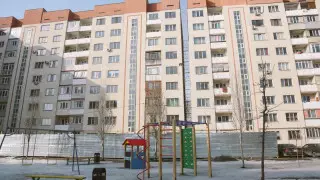 Жителей накренившейся в Алматы многоэтажки могут выгнать на улицу