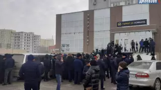 Сотни актюбинцев собрались около офиса ломбарда "Гарант 24"
