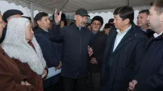 Шымкентцы пожаловались Байбеку на дороги и перебои со светом