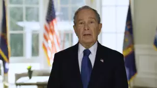 Блумберг ответил Трампу на насмешки над его ростом