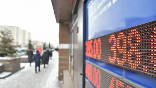 Доллар продают за 398 тенге в обменниках