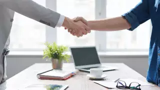 Отказаться от рукопожатий посоветовали казахстанцам