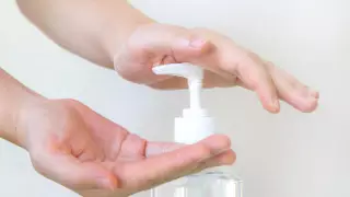 Производитель духов Dior и Givenchy начнет выпускать антисептики