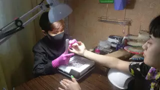 12-летний мастер маникюра раздает продукты нуждающимся в Экибастузе