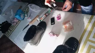 Жена заключенного пыталась передать в колонию телефон в подошве калош
