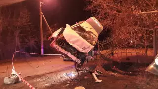 Машина повисла на ограждении после ДТП в Уральске