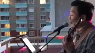 Алматинцы устраивают концерты на балконах