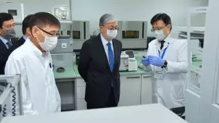 Токаеву показали казахстанский тест на коронавирус